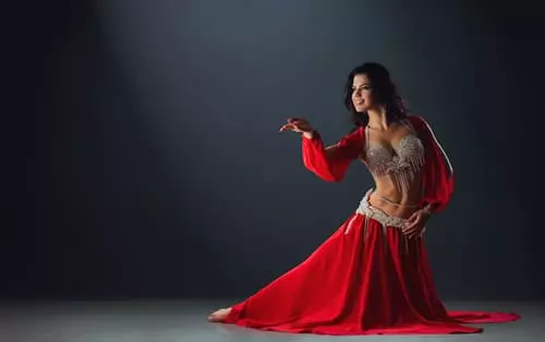 Frau im roten arabischen Kleid tanzen orientalische Tänze in Ständen